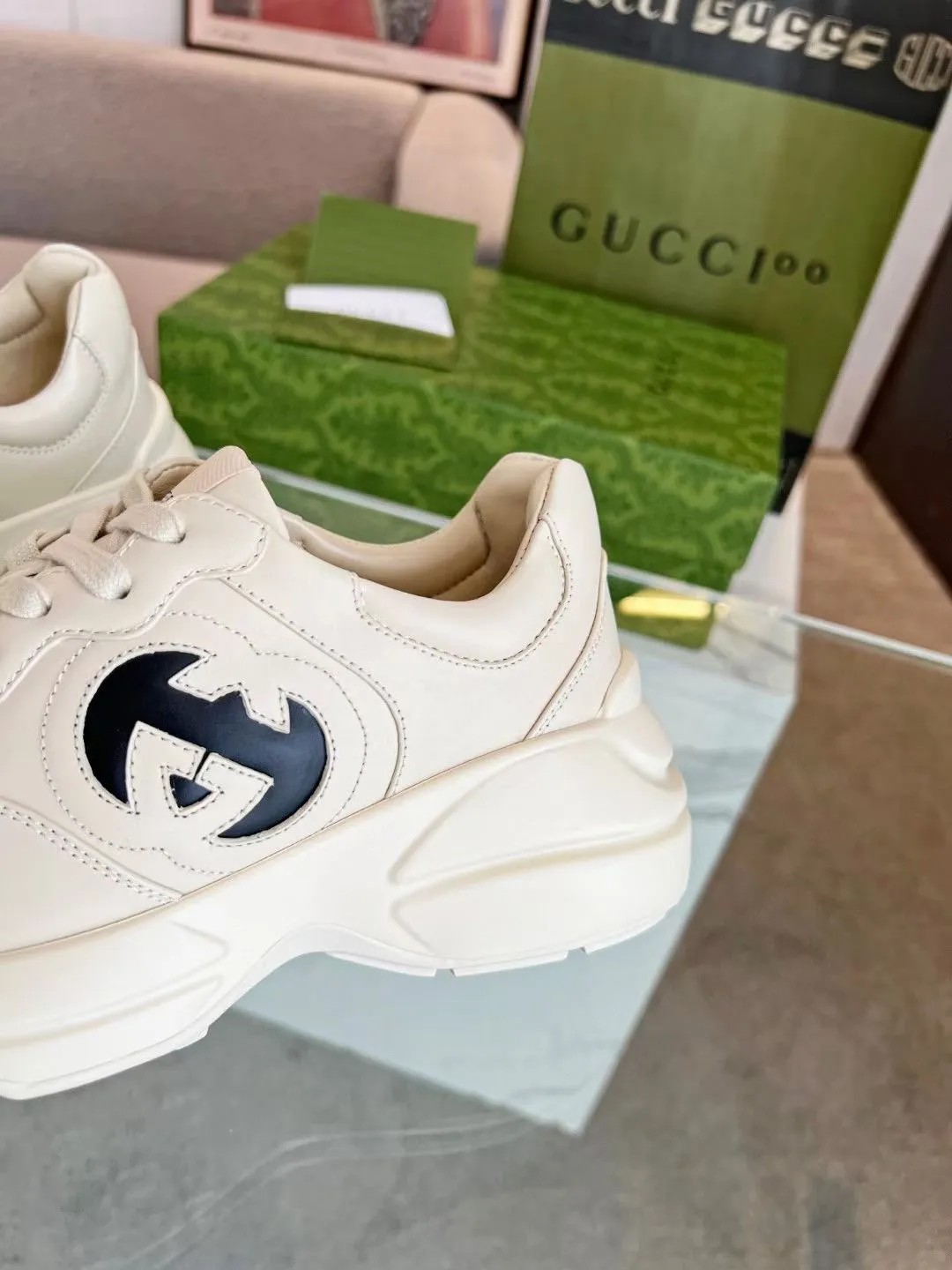 👟👟Ex-factory price 480👟👟 Women's shoes, women's clothing, men's models ➕10 Gucci dad shoes for couples, distressed leather horn-shaped retro jogging shoes. The Balenciaga grandpa trend has subsided and ushered in GUCCI dad shoes, the trend leader in the fashion industry. Original shoes are molded and original lasts are made by Italian handmade OEM! [Gucci original dad shoes] Original surface: imported calfskin! Lining: Grade A hybrid lambskin! Outsole: The highest restoration sole T👟👟Ex-factory price U material plus wear-resistant foam (anti-wear cushioning) ivory leather processed with distressed effect The sole is 5cm high! The comfort level is excellent, killing all high-end versions on the market! Original logo outsole! 👣Size: Women’s size 35-40. Men's size 38-45. Women's heel with 🈚️logo! Men's heel with 🈶️logo!